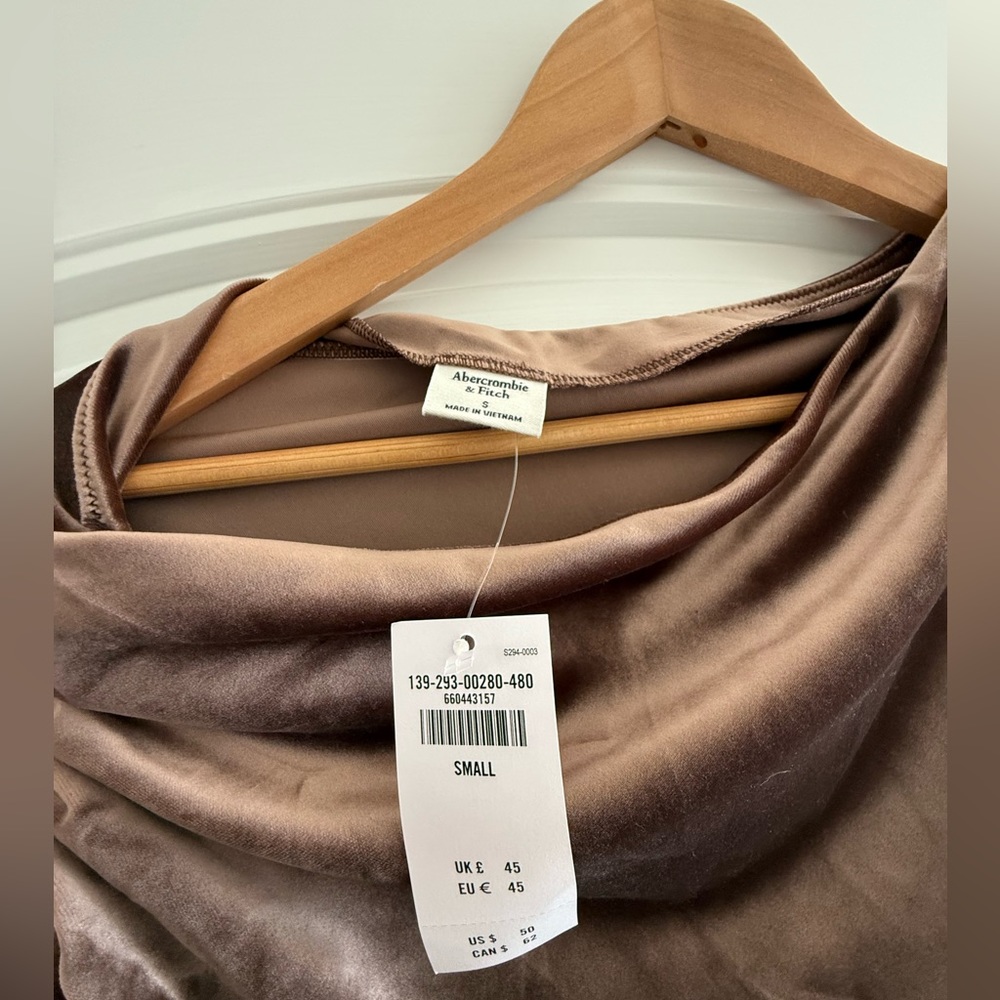 NWT Abercrombie velvet off shoulder top - Picture 5 of 5
